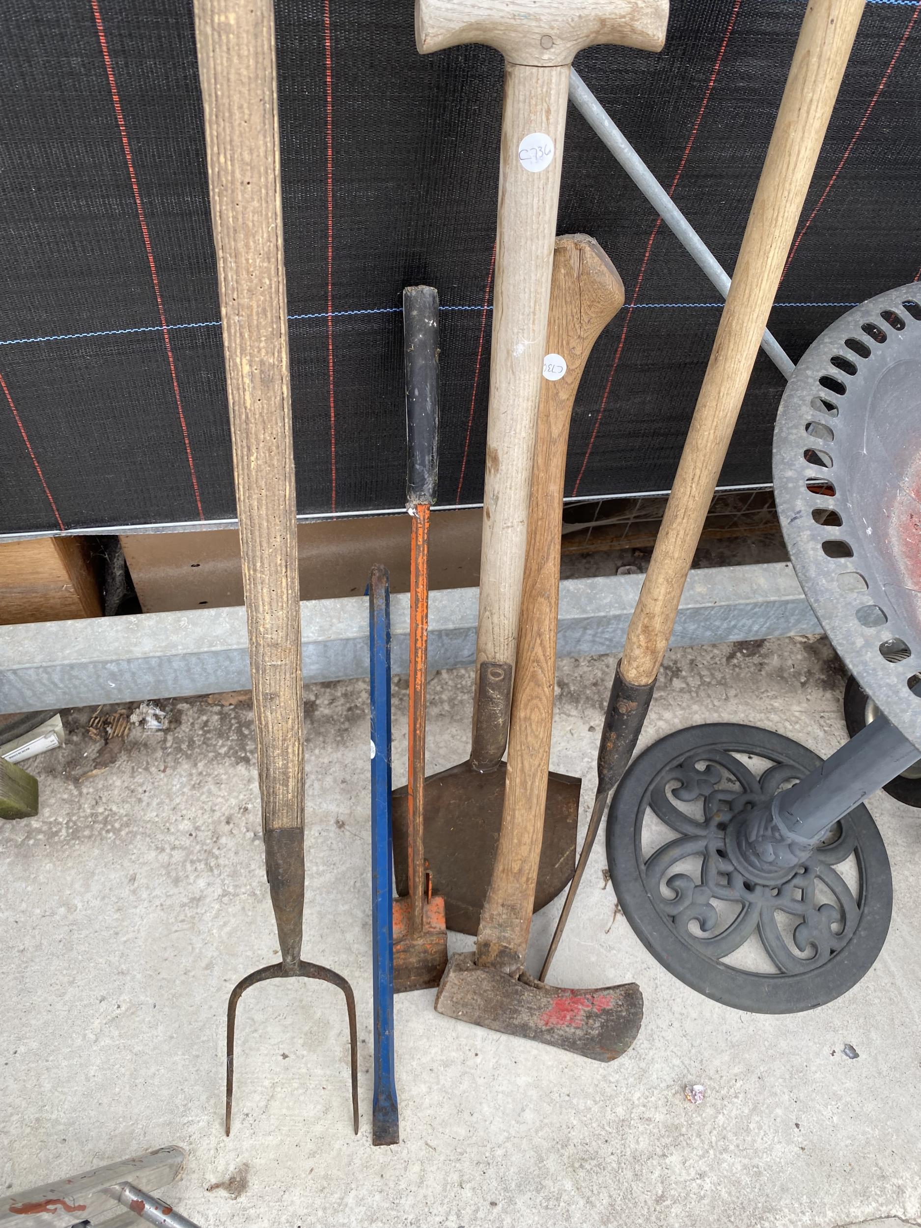 A SMALL STEP LADDER, A PLASTIC BIRD BATH AND AN ASSORTMENT OF GARDEN TOOLS - Image 3 of 4