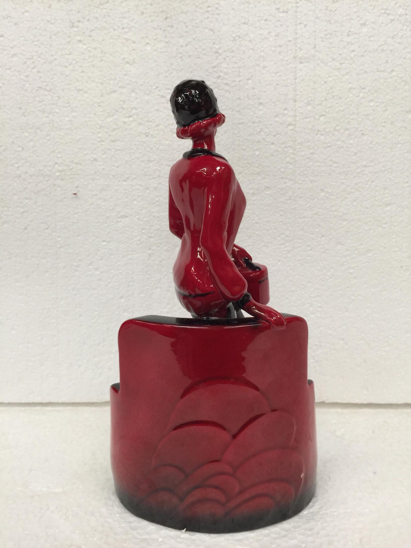 A PEGGY DAVIES RUBY FUSION ART DECO FIGURINE - 26 CM IN HEIGHT - Image 4 of 7