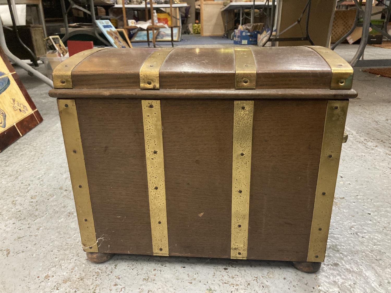 A VINTAGE MAHOGANY COAL BOX WITH INNER TIN LINING, BRASS BANDING AND HANDLES ON BUN FEET HEIGHT 31.