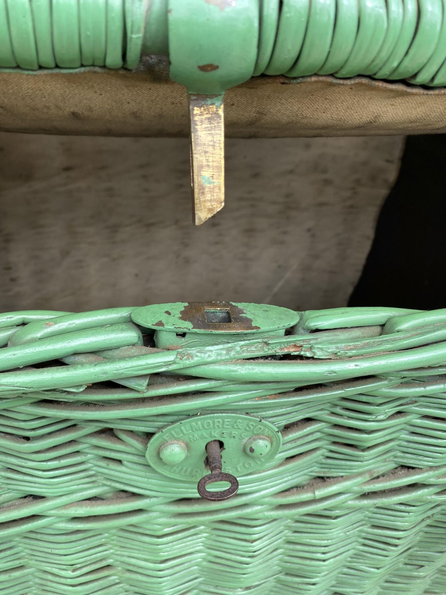 A LARGE LOCKABLE WICKER STORAGE BASKET - Image 8 of 9