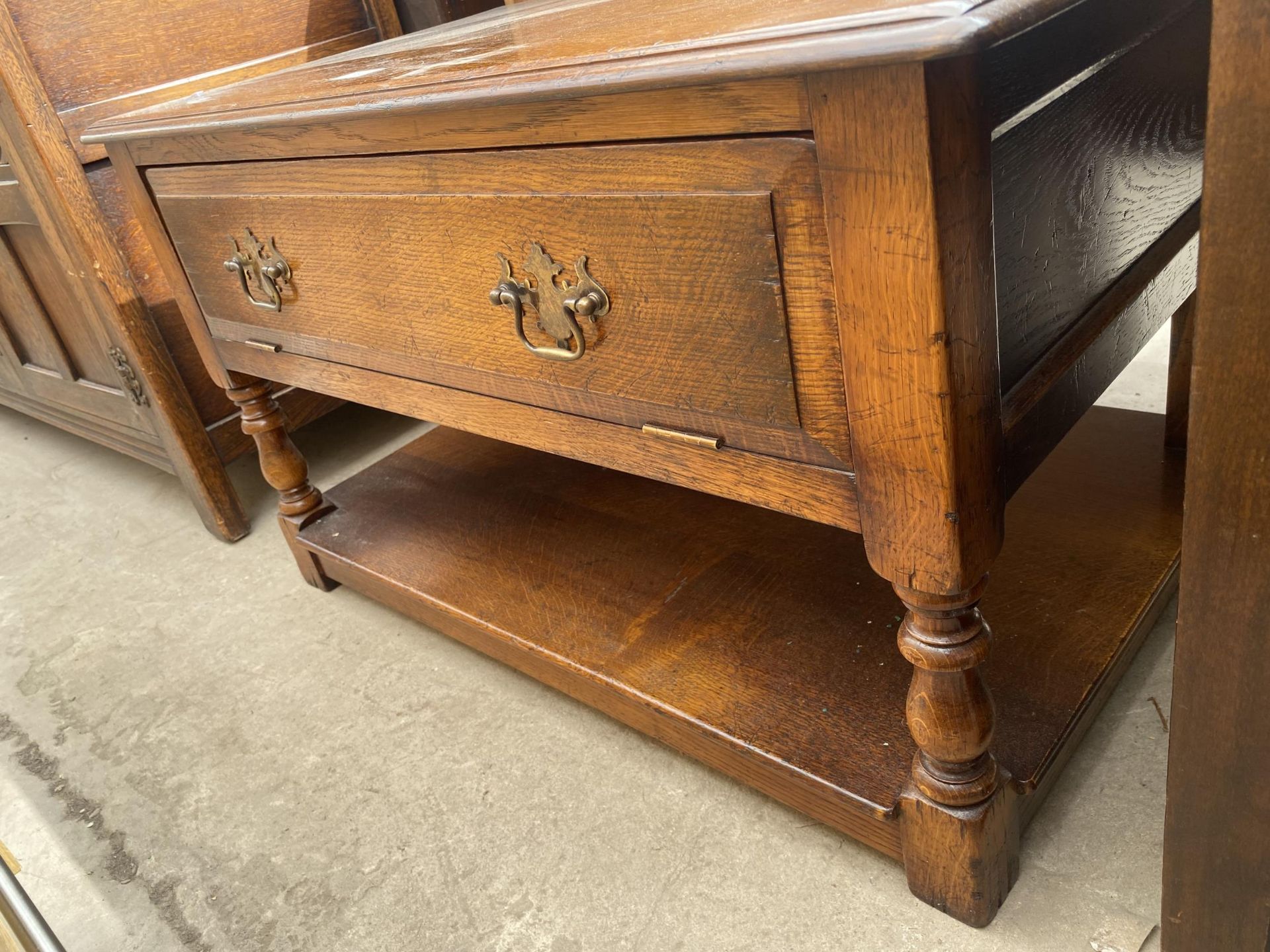 A TITCHMARSH & GOODWIN OAK TV STAND, 32" WIDE - Image 2 of 3