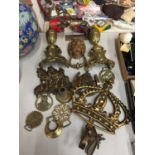 A QUANTITY OF BRASSWARE TO INCLUDE HORSE BRASSES, COAT HOOKS, LION DOOR KNOCKER, ETC