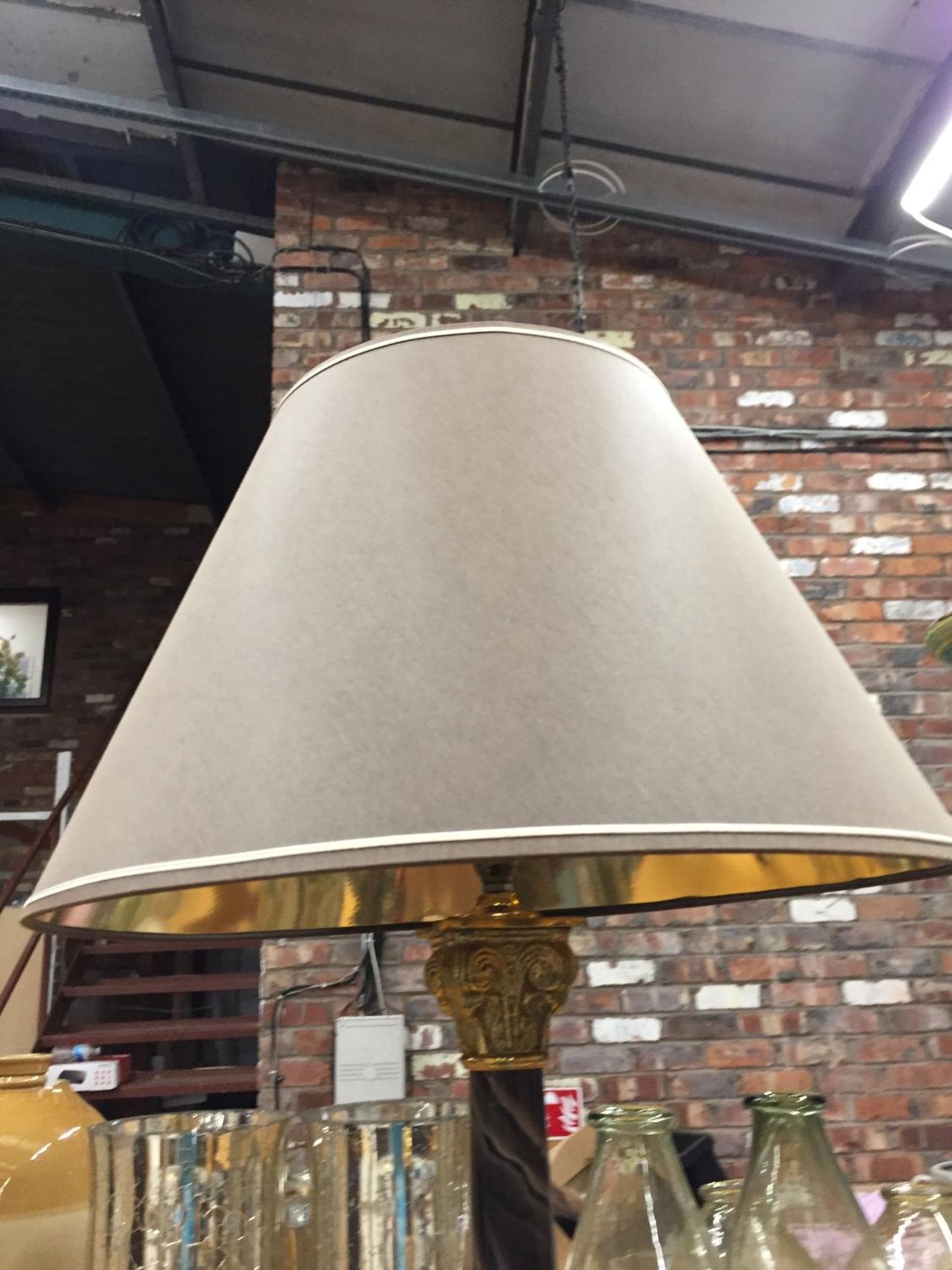 A LARGE BRASS BASED TABLE LAMP WITH SHADE HEIGHT APPROX 42CM TO TOP OF BASE - Image 3 of 4