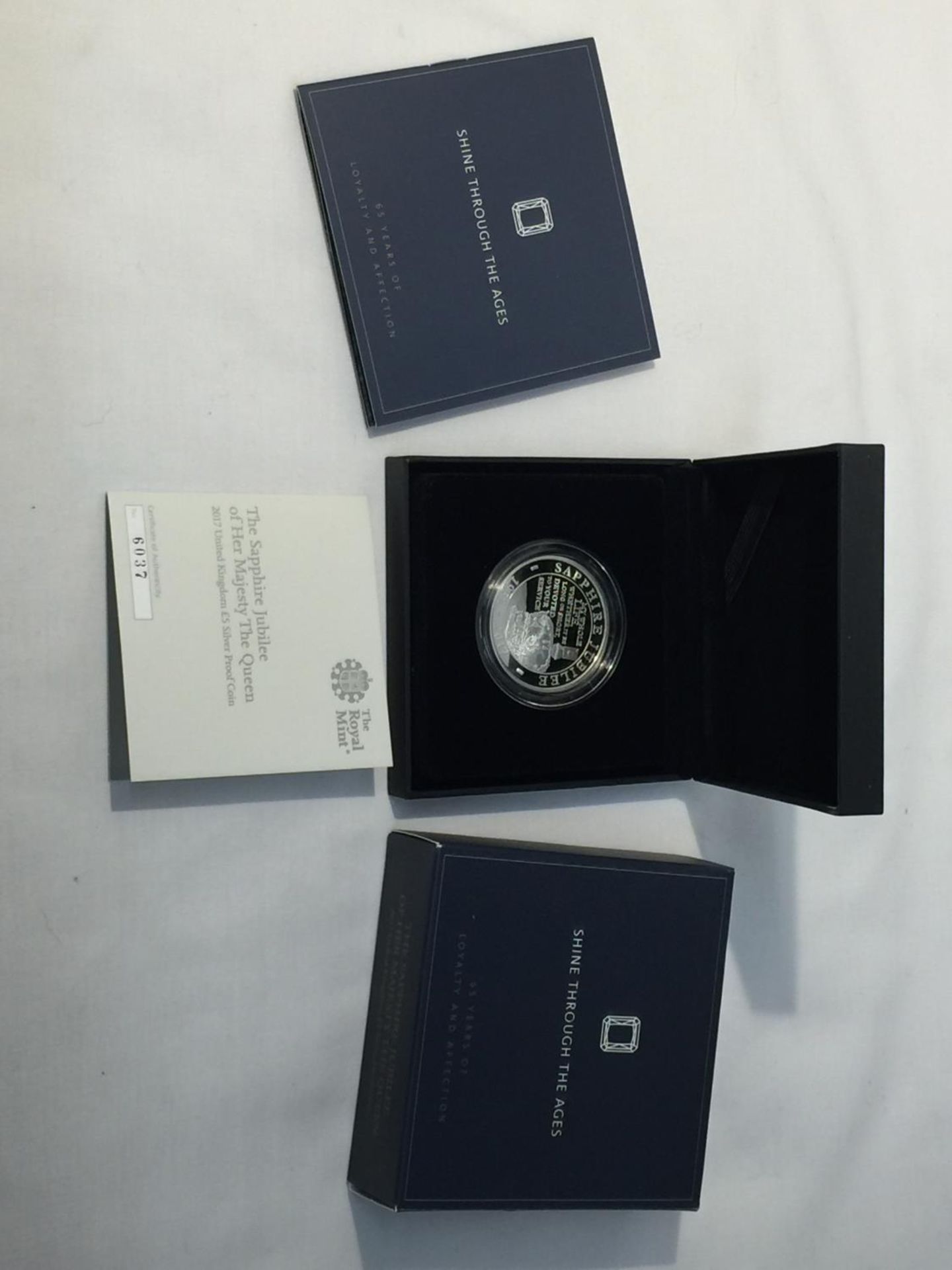 A UNITED KINGDOM ROYAL MINT 2017 “THE SAPPHIRE JUBILEE” SILVER PROOF £5 COIN, WITH COA