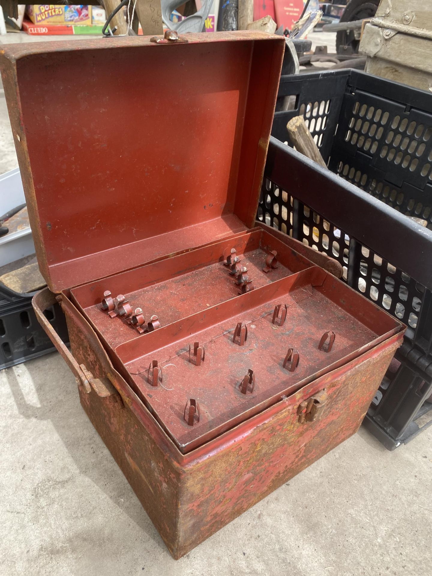 AN ASSORTMENT OF VINTAGE TOOLS TO INCLUDE PLIERS, TROWELS AND HAMMERS ETC - Image 6 of 6