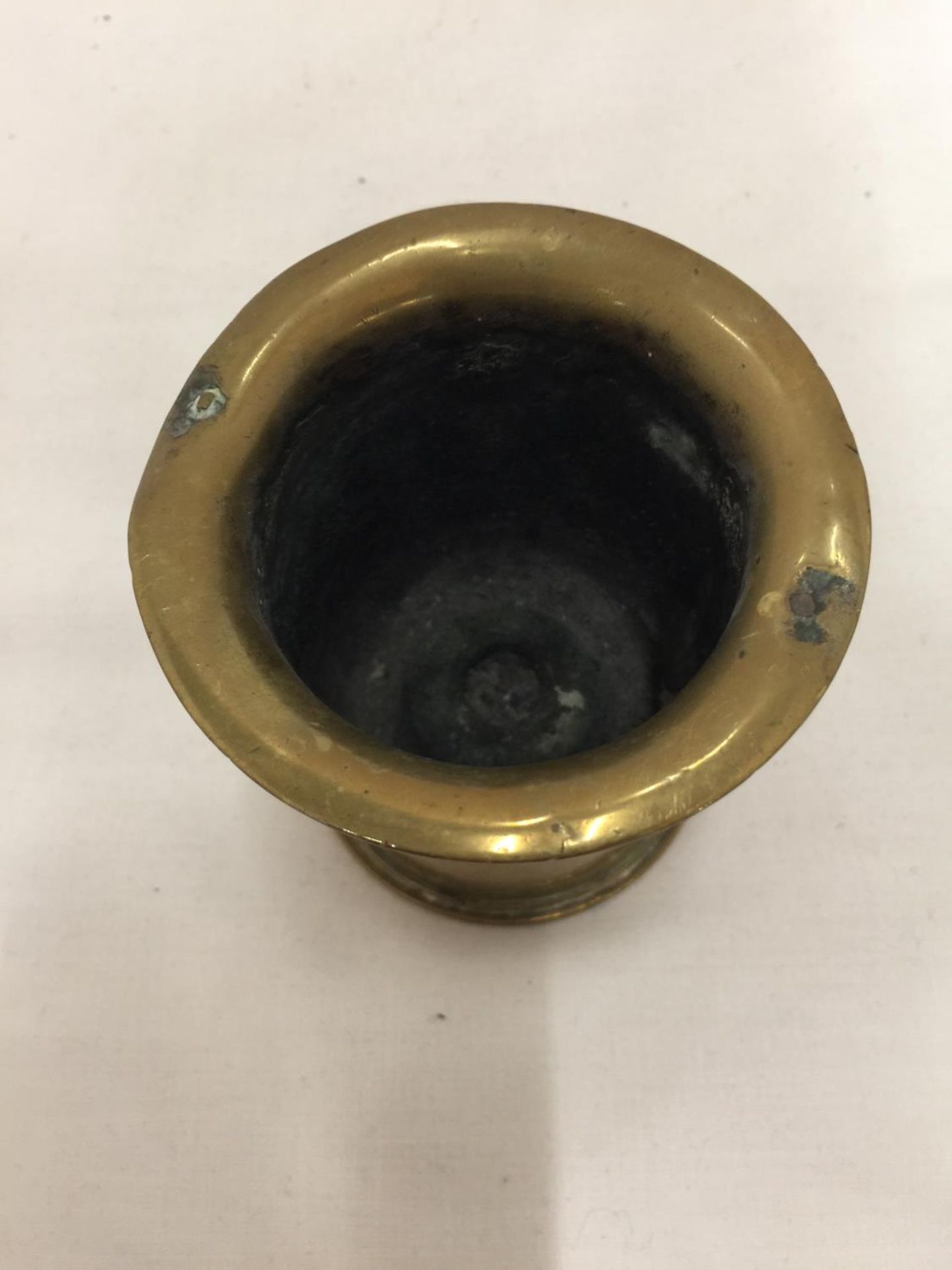 A SMALL BRASS TRENCH ART VASE HEIGHT 7.5CM - Image 2 of 4