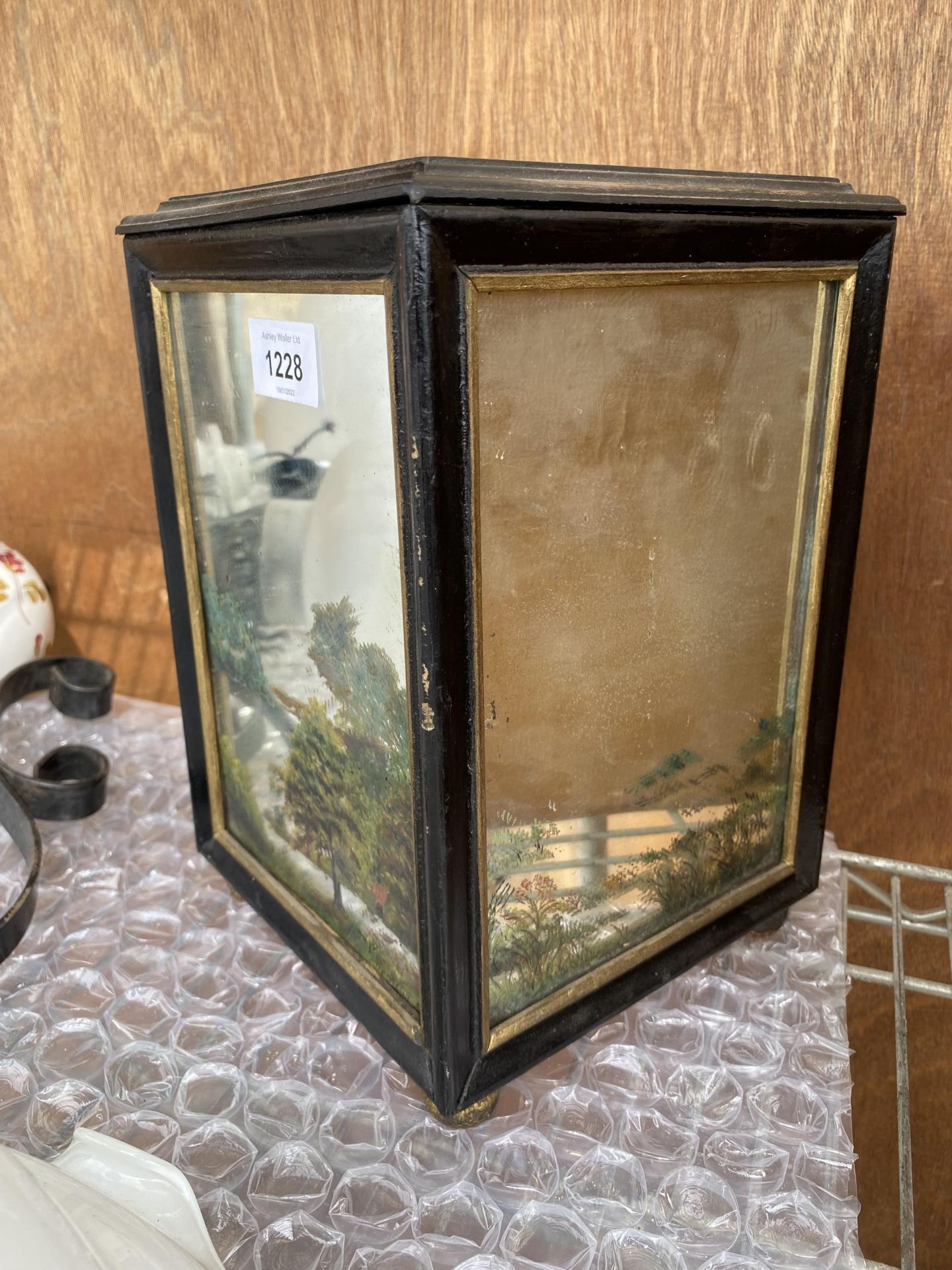A VINTAGE MIRRORED WOODEN BOX - Image 3 of 4