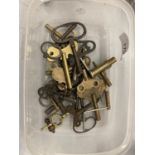 A QUANTITY OF VINTAGE MANTLE AND WALL CLOCK KEYS