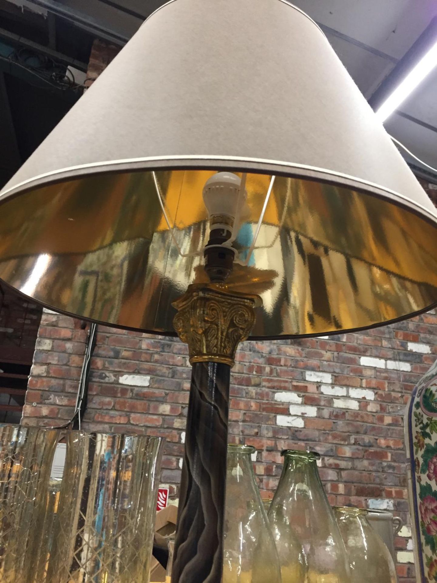 A LARGE BRASS BASED TABLE LAMP WITH SHADE HEIGHT APPROX 42CM TO TOP OF BASE - Image 4 of 4