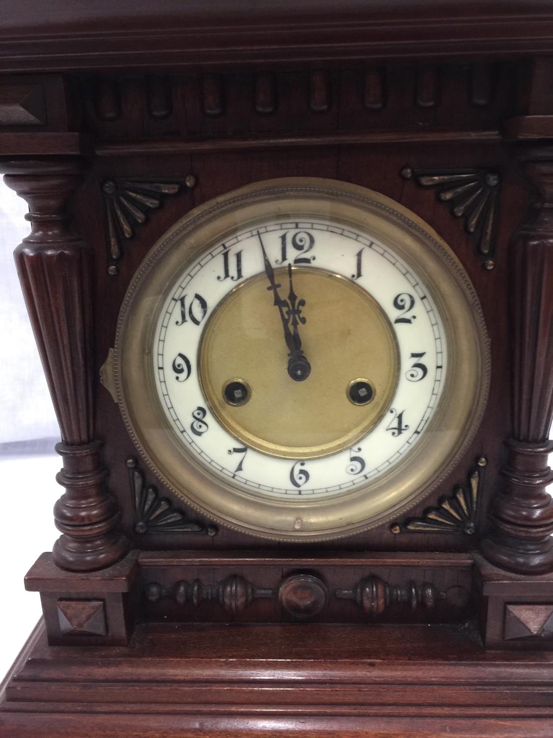 A 19TH CENTURY MAHOGANY CASED BRACKET CLOCK WITH BRASS AND WHITE DIAL AND TURNED FINIALS - Image 4 of 8