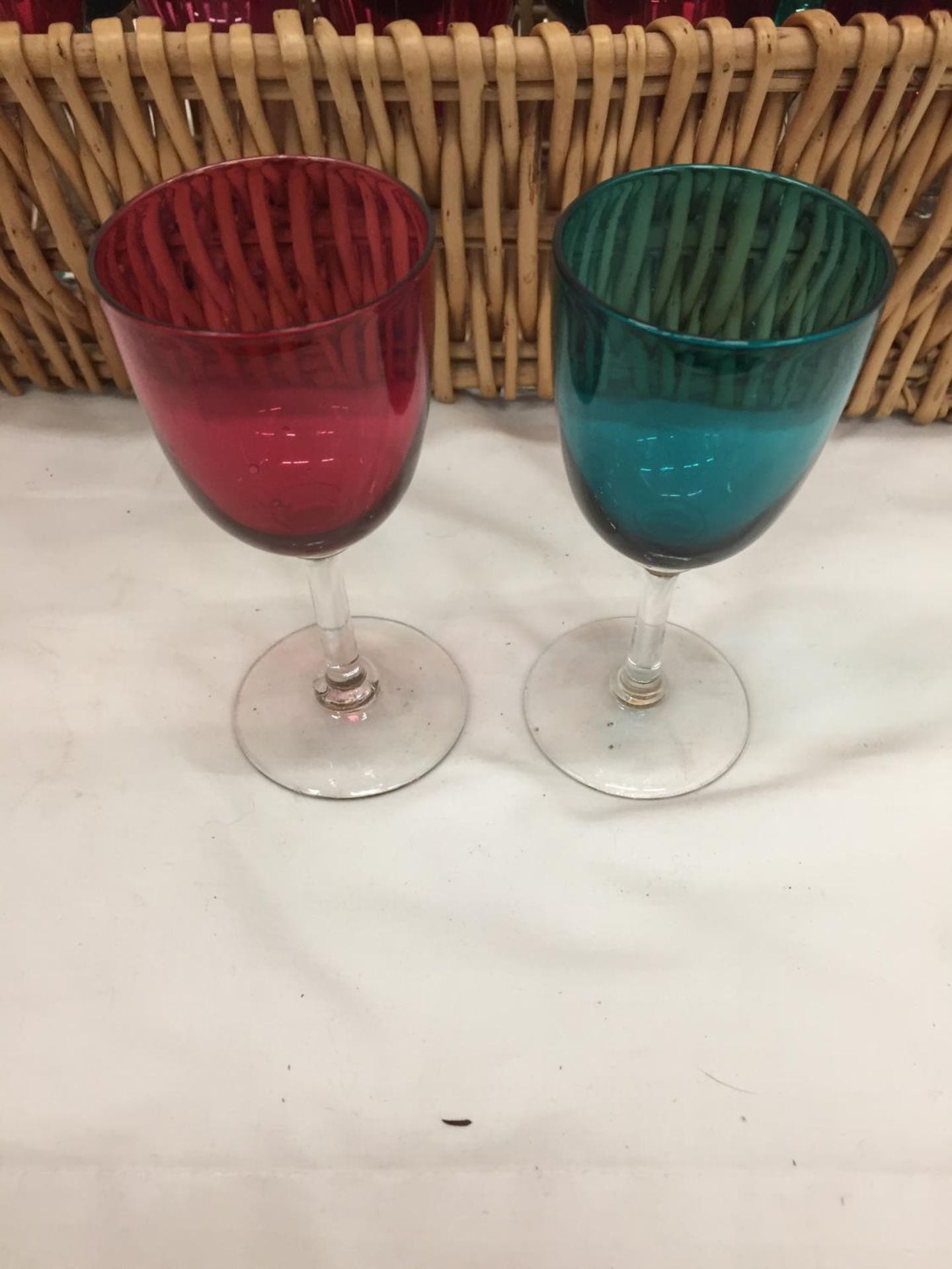 A WICKER BASKET CONTAINING FOURTEEN RED AND GREEN WINE GLASSES - Image 2 of 2