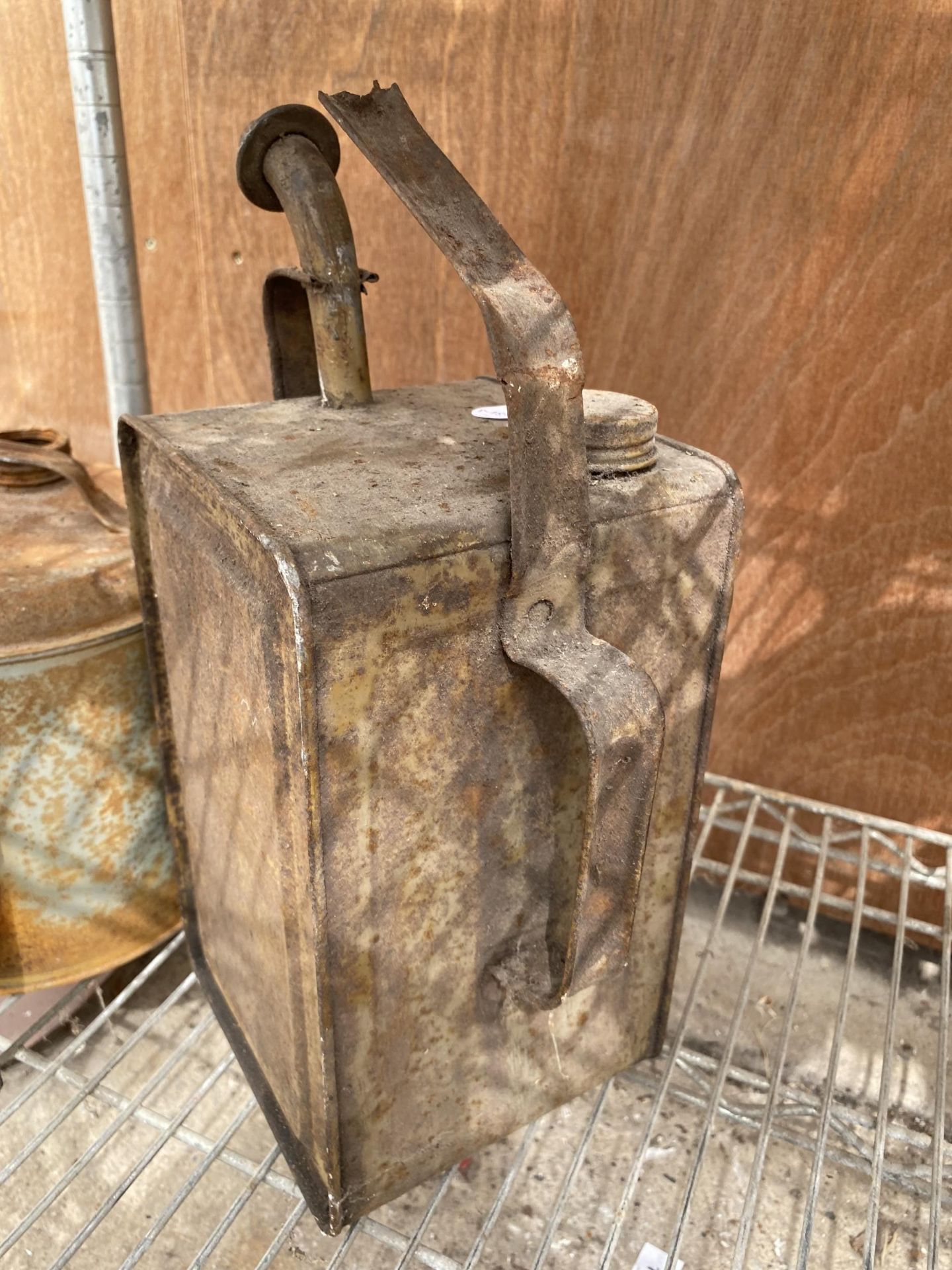 TWO VINTAGE OIL CANS AND TWO PAIRS OF VINTAGE SHEEP SHEARS - Image 4 of 4