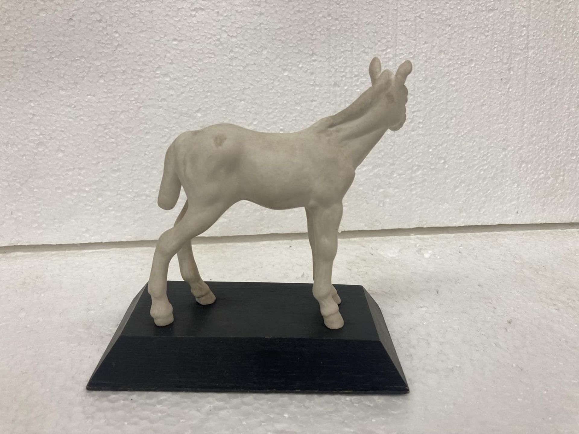 A WHITE MATT BESWICK FOAL ON WOODEN PLINTH "ADVENTURE" - HOOF TO TOP OF EAR 12 CM - MOUTH TO END - Image 9 of 11