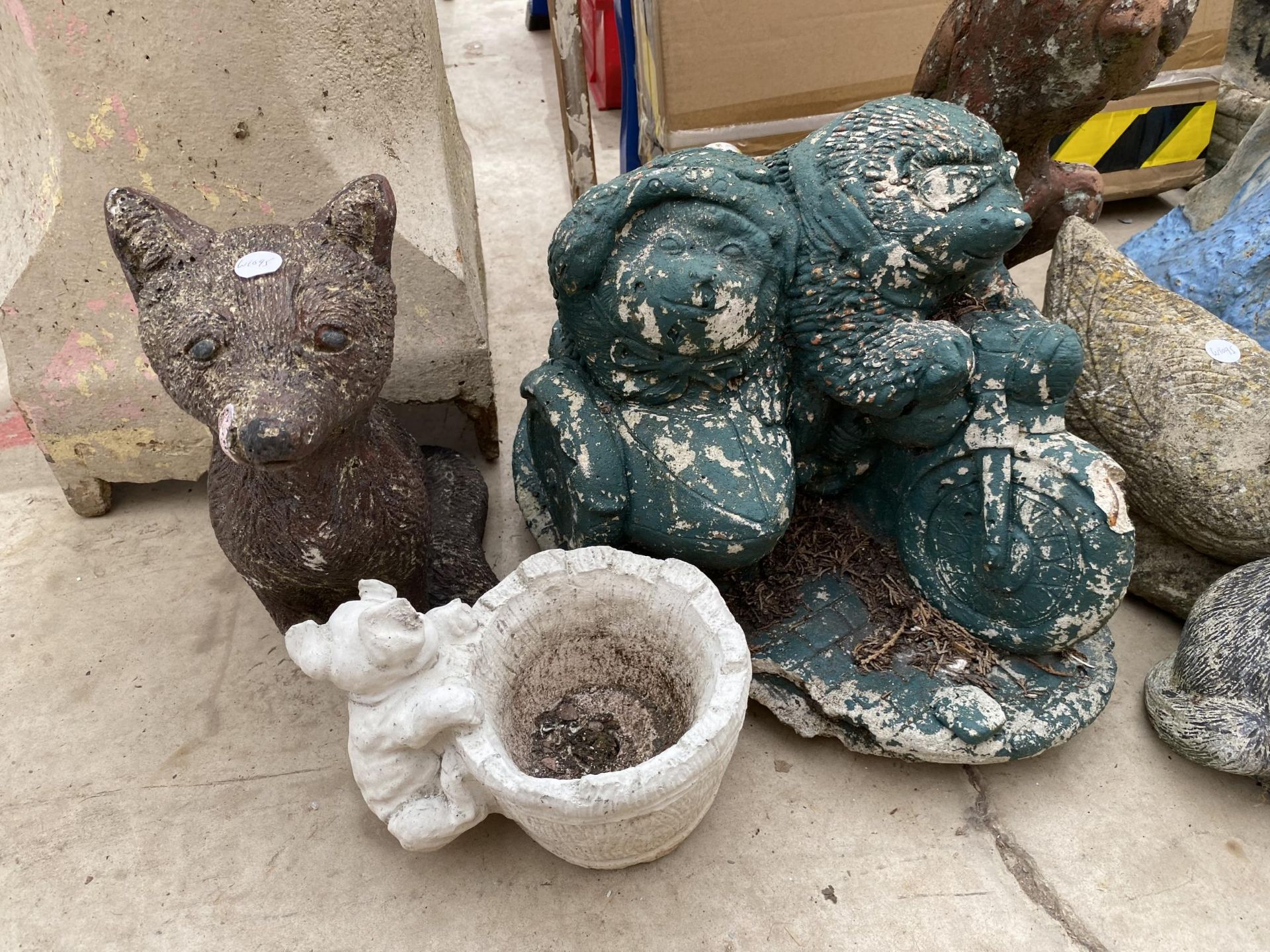 AN ASSORTMENT OF RECONSTITUTED STONE GARDEN FIGURES TO INCLUDE A DUCK AND HEDGHOGS ETC - Image 2 of 4