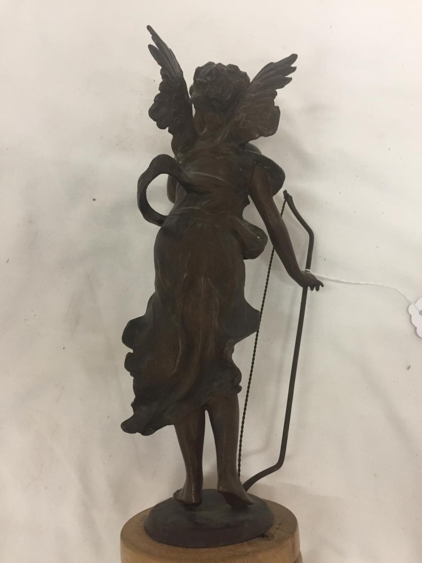 A METAL CHERUBIC CUPID STYLE FIGURE ON A WOODEN BASE HEIGHT 40CM - Image 4 of 4