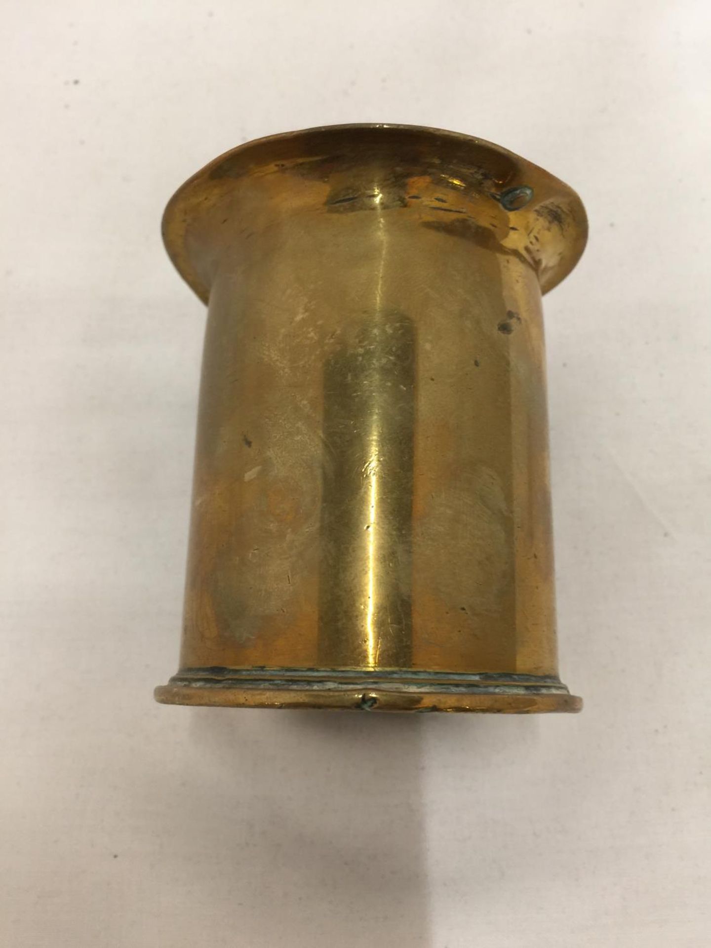 A SMALL BRASS TRENCH ART VASE HEIGHT 7.5CM - Image 3 of 4