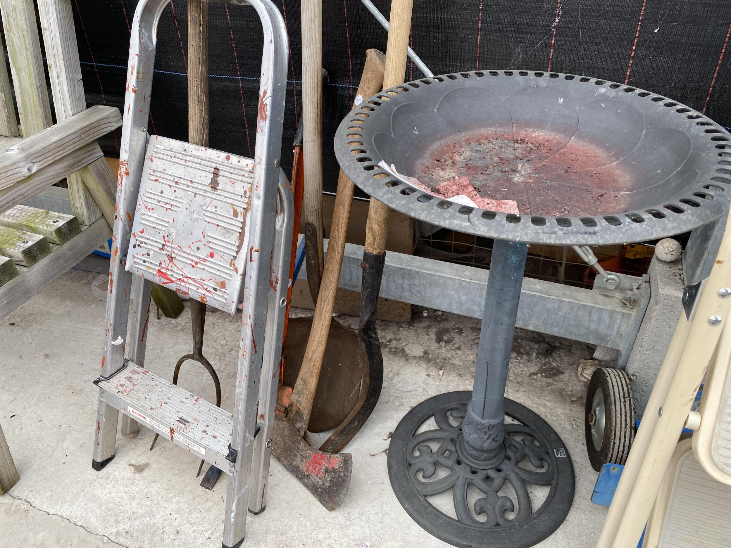 A SMALL STEP LADDER, A PLASTIC BIRD BATH AND AN ASSORTMENT OF GARDEN TOOLS - Image 2 of 4