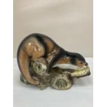 A VINTAGE SYLVAC RIVER OTTER WITH FISH NUMBER 3459, GOOD CONDITION, HEIGHT APPROX 18CM, LENGTH