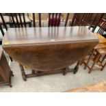 AN OAK GEORGE III STYLE OVAL GATELEG DINING TABLE ON TURNED LEGS, 53.5X42.5"