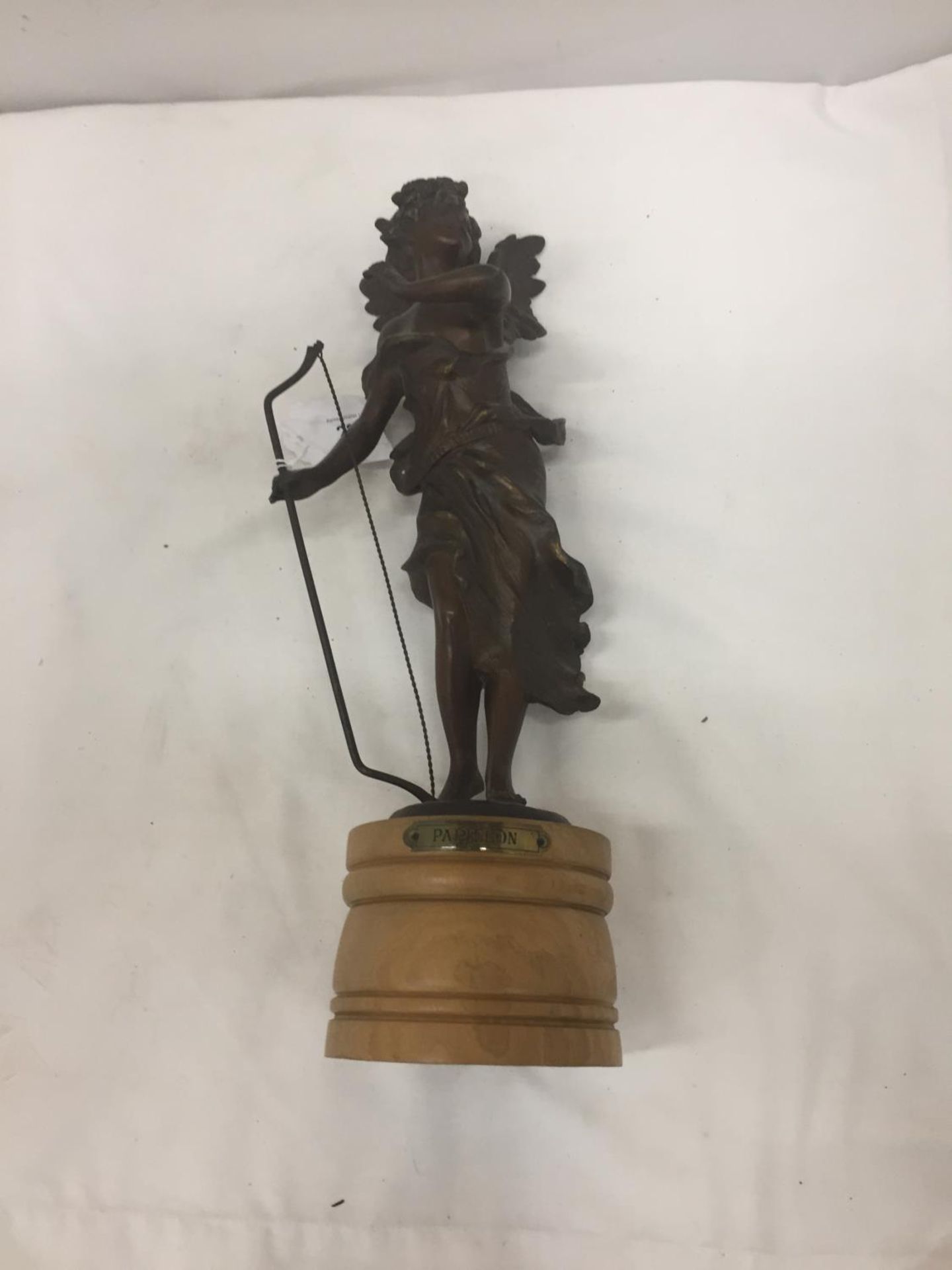 A METAL CHERUBIC CUPID STYLE FIGURE ON A WOODEN BASE HEIGHT 40CM - Image 2 of 4