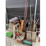 A LARGE QUANTITY OF VINTAGE GARDEN TOOLS TO INCLUDE RAKES, FORKS AND SPADES ETC
