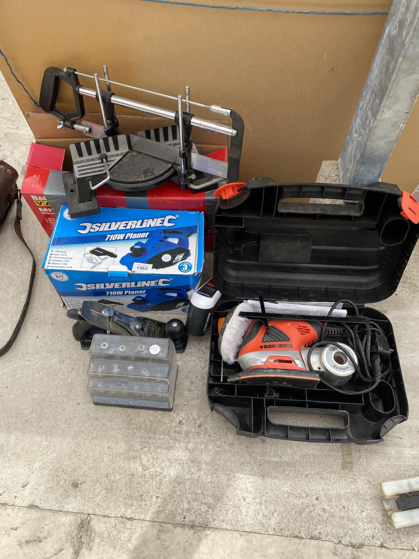 AN ASSORTMENT OF TOOLS TO INCLUDE A SILVERLINE ELECTRIC WOOD PLANE, A BLACK AND DECKER ELECTRIC PALM
