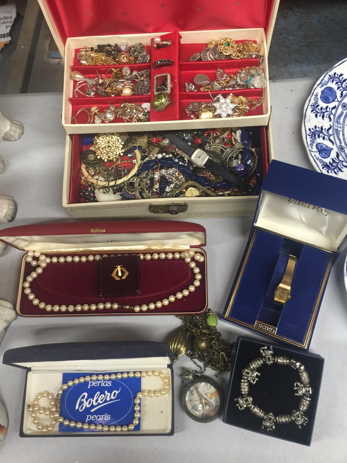 A JEWELLERY BOX WITH COSTUME JEWELLERY AND SEVERAL FURTHER BOXED ITEMS - Image 9 of 9