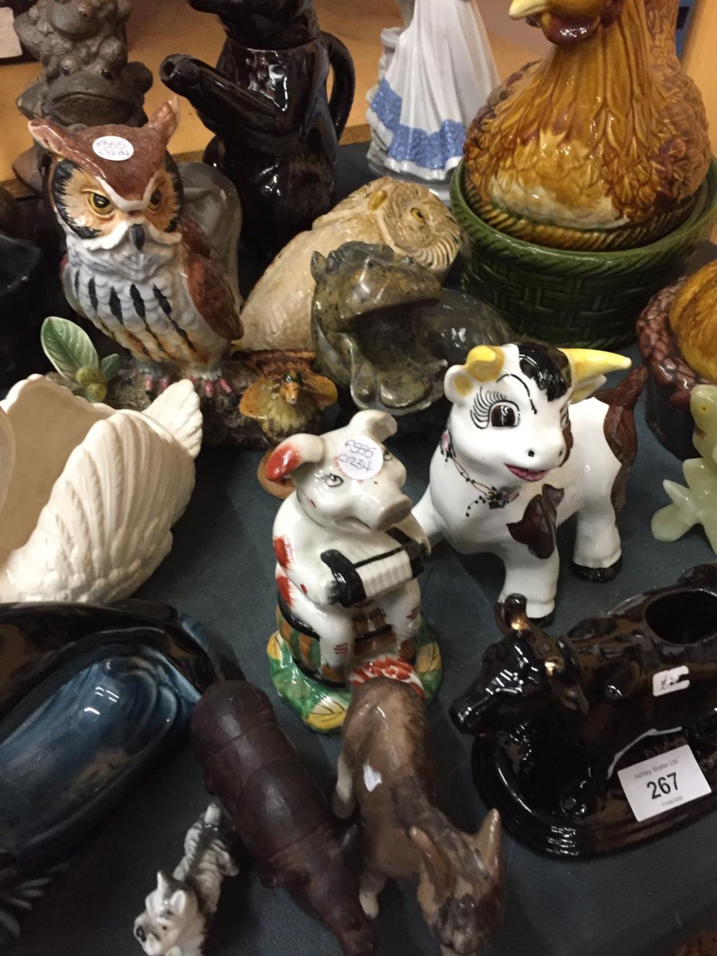 A QUANTITY OF CERAMIC ANIMALS TO INCLUDE HEN CROCKS, OWLS, COWS, PIGS, A POOLE DOLPHIN, ETC - Image 4 of 6