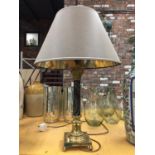 A LARGE BRASS BASED TABLE LAMP WITH SHADE HEIGHT APPROX 42CM TO TOP OF BASE