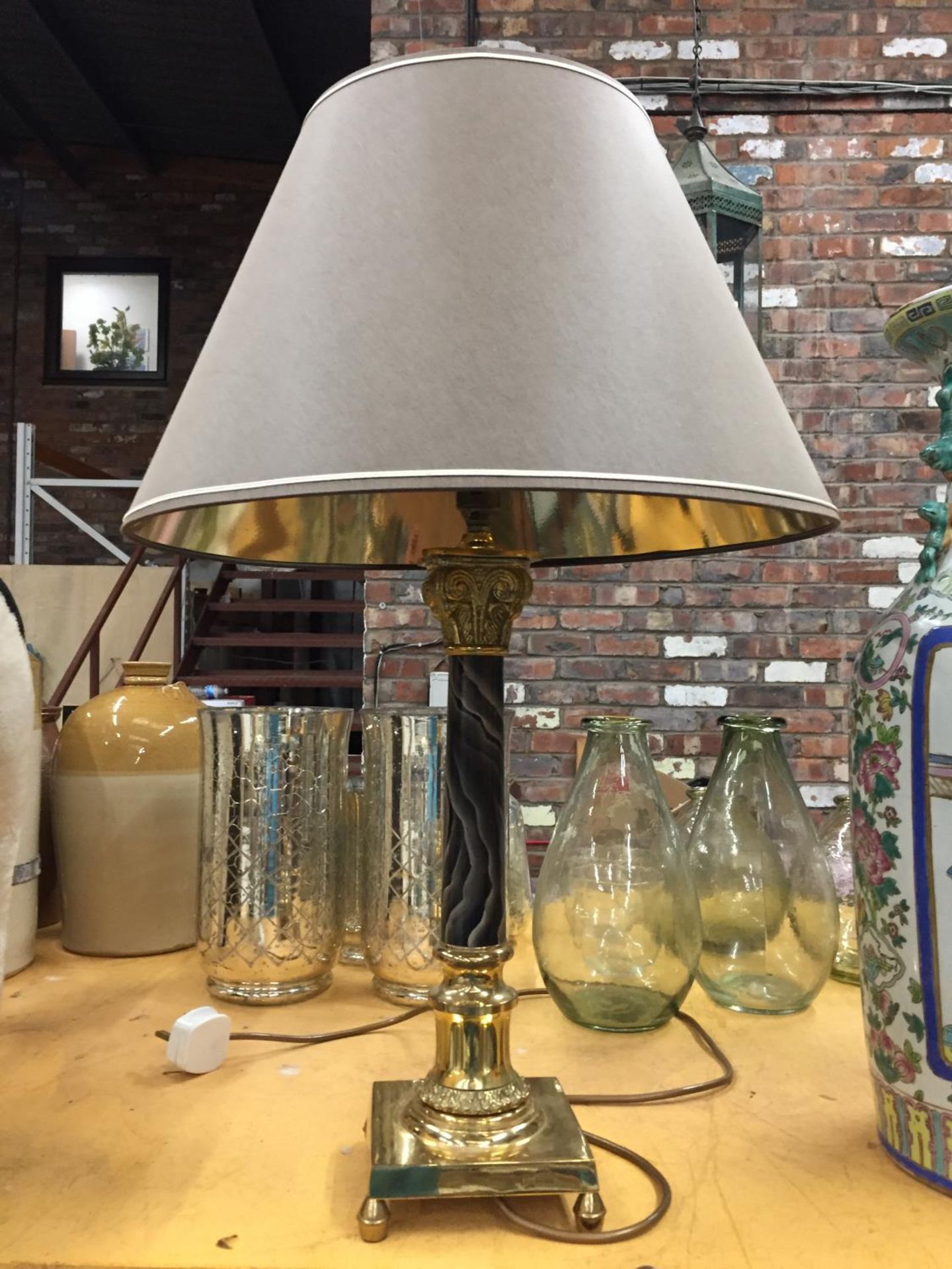 A LARGE BRASS BASED TABLE LAMP WITH SHADE HEIGHT APPROX 42CM TO TOP OF BASE