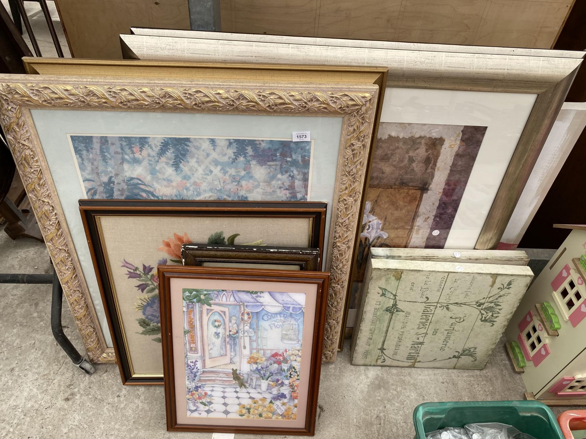 AN ASSORTMENT OF FRAMED PICTURES AND PRINTS