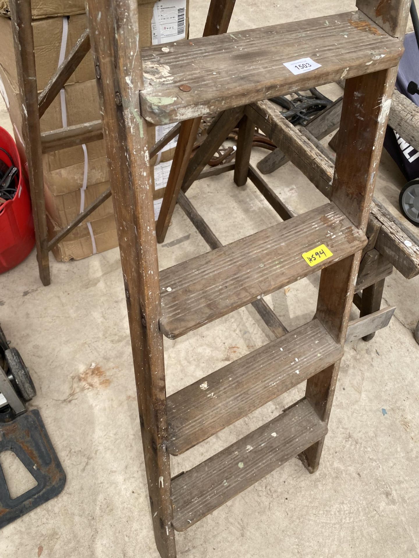 A VINTAGE WOODEN FOUR RUNG STEP LADDER - Image 3 of 4