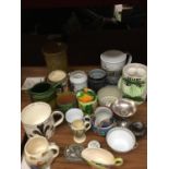 AN ASSORTMENT OF CERAMICS TO INCLUDE A SYLVAC WARE CHILDRENS CUP, WEDGWOOD COMMEMORATIVE LARGE