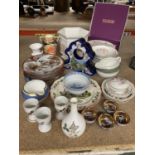 A MIXED LOT OF CERAMICS TO INCLUDE A WEDGWOOD BUD VASE, AN AYNSLEY PEMBROKE TRINKET BOX, ORIENTAL