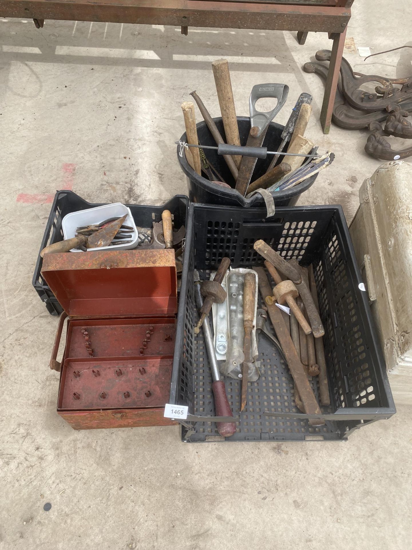 AN ASSORTMENT OF VINTAGE TOOLS TO INCLUDE PLIERS, TROWELS AND HAMMERS ETC