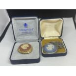 TWO BOXED WEDGWOOD JASPER WARE ITEMS TO INCLUDE A PINK BROOCH AND A BLUE PENDANT