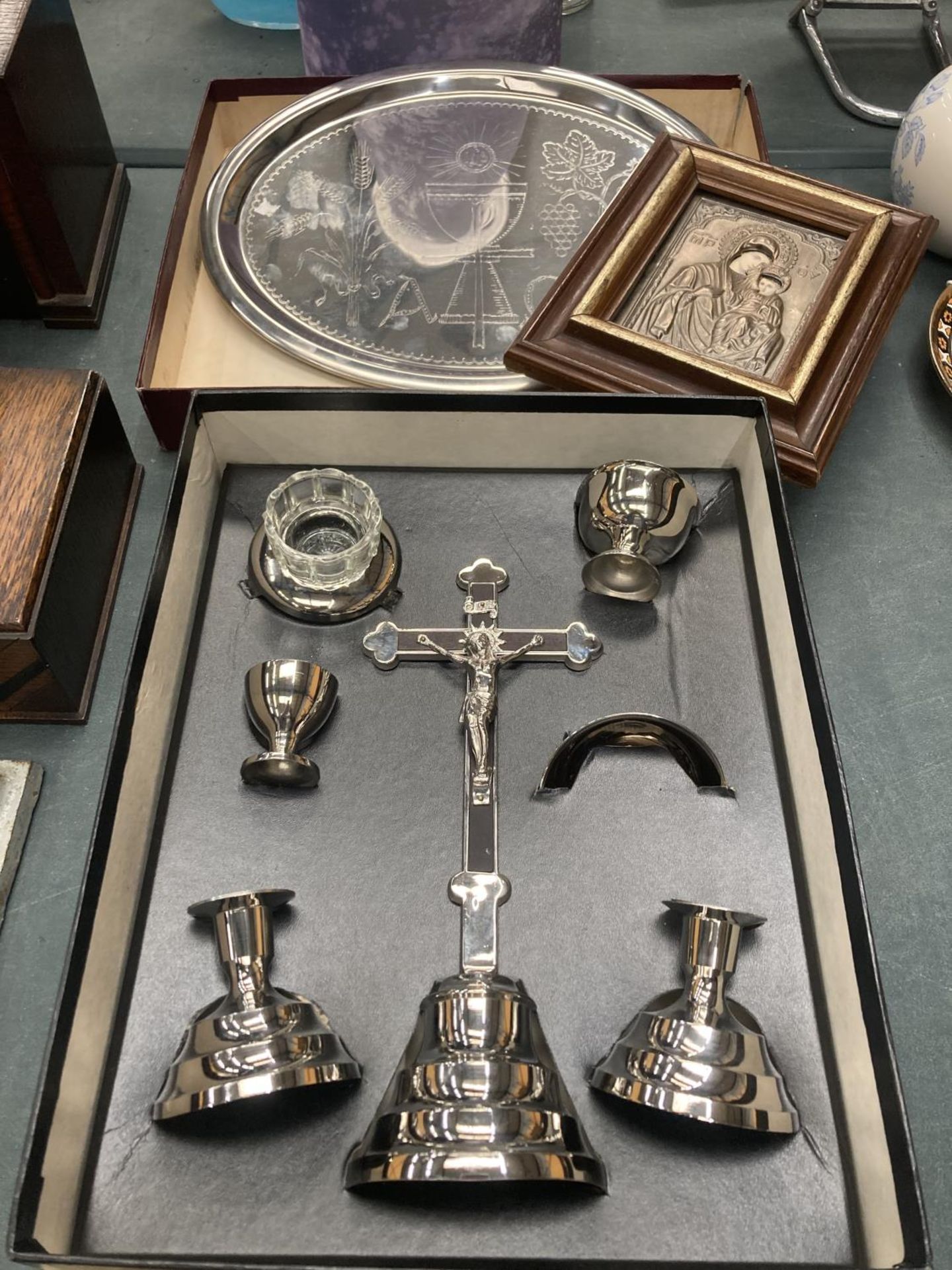 A VINTAGE BOXED SILVER PLATED PORTABLE COMMUNION SET AND A RELIGIOUS ICON