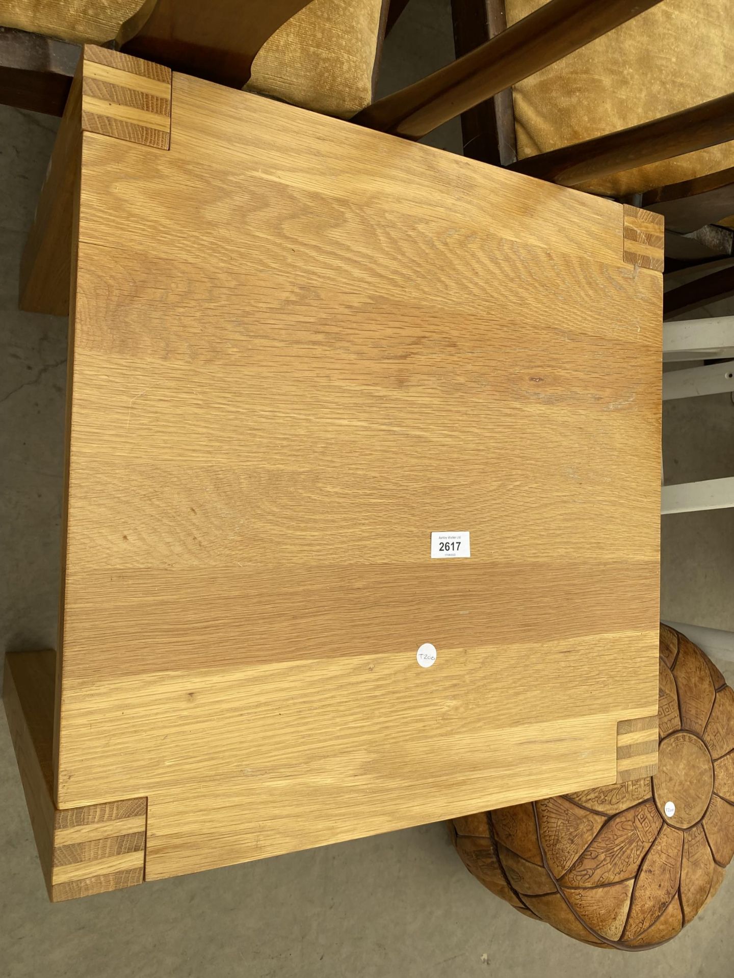 A MODERN OAK LAMP TABLE, 21.5" SQUARE - Image 3 of 3