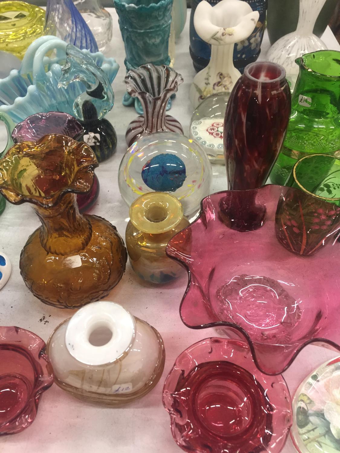 A LARGE QUANTITY OF COLOURED STUDIO ART GLASSWARE TO INCLUDE BOWLS, VASES, PAPERWEIGHTS, ETC - Image 3 of 7