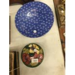 A SPODE PENNY LANE 'DAISY SHADE' CAKE STAND AND A MOORCROFT 'PANSY'LIDDED BOWL - A/F CHIPPED