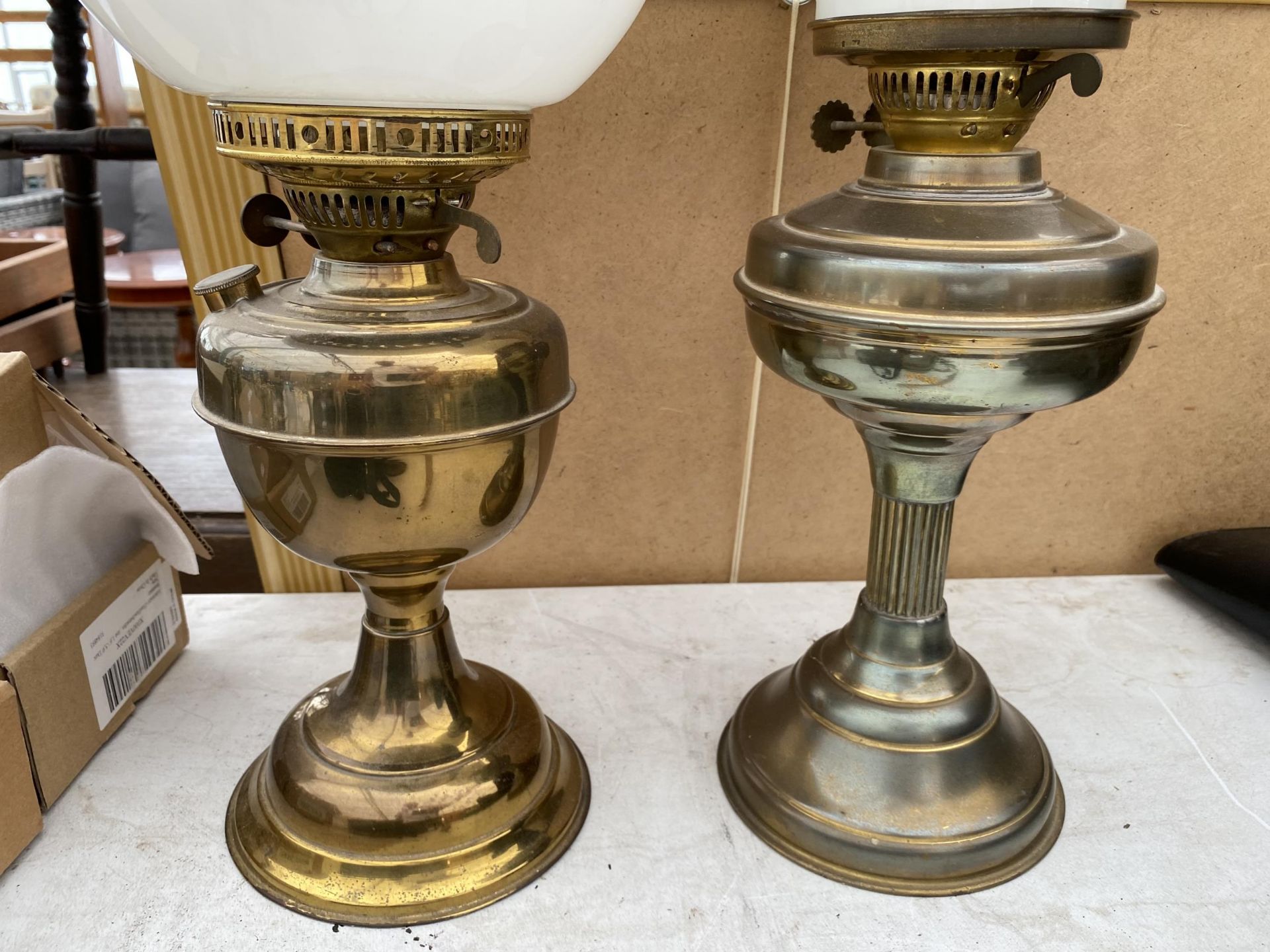 A NEAR PAIR OF BRASS OIL LAMPS WITH GLASS SHADES - Image 3 of 3