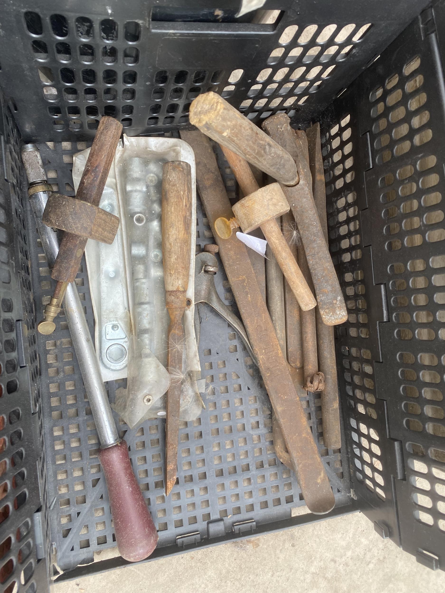 AN ASSORTMENT OF VINTAGE TOOLS TO INCLUDE PLIERS, TROWELS AND HAMMERS ETC - Image 5 of 6