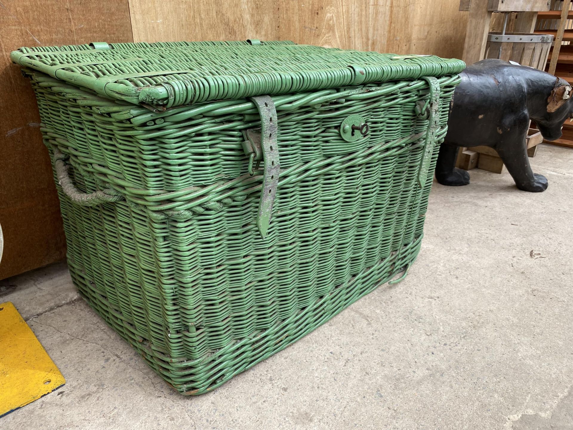 A LARGE LOCKABLE WICKER STORAGE BASKET - Image 2 of 9