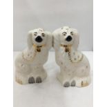 A PAIR OF WHITE STAFFORDSHIRE DOGS HEIGHT 23.5CM