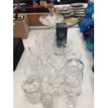 A QUANTITY OF CLEAR GLASSES TO INCLUDE SHERRY, WINE, TUMBLERS, JARS, A CAKE STAND, ETC