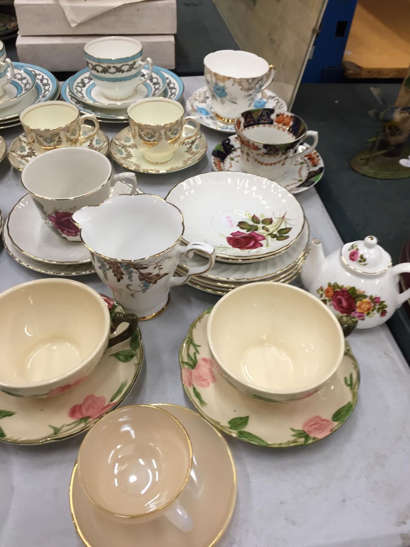 A QUANTITY OF CHINA AND CERAMIC CUPS AND SAUCERS TO INCLUDE ROYAL DOULTON 'FLORADORA GREEN', - Image 6 of 6