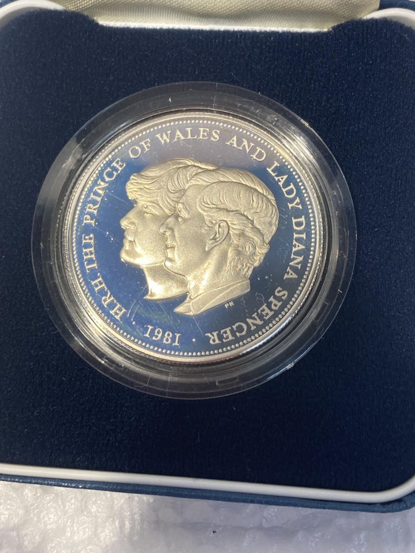 A ROYAL MINT 1981 MARRIAGE OF HRH PRINCE OF WALES AND LADY DIANA SPENCER SILVER PROOF COIN WITH COA - Image 3 of 5