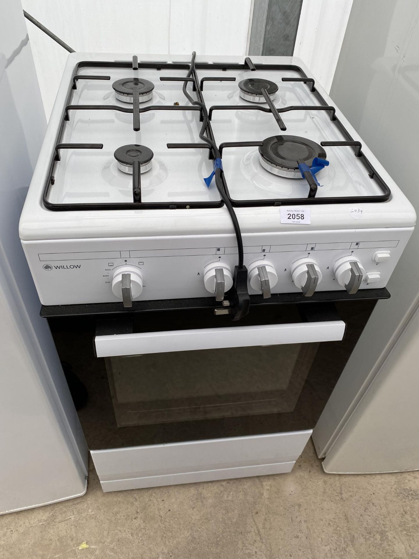 A WHITE AND BLACK WILLOW ELECTRIC AND GAS OVEN AND HOB