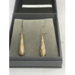 A PAIR OF 9 CARAT GOLD DROP EARRINGS IN A PRESENTATION BOX