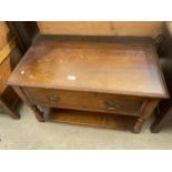 A TITCHMARSH & GOODWIN OAK TV STAND, 32" WIDE